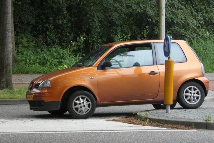 Personenauto heeft lichte schade door botsing tegen stoeprand