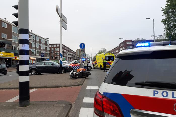 Maaltijdbezorger in botsing met personenauto