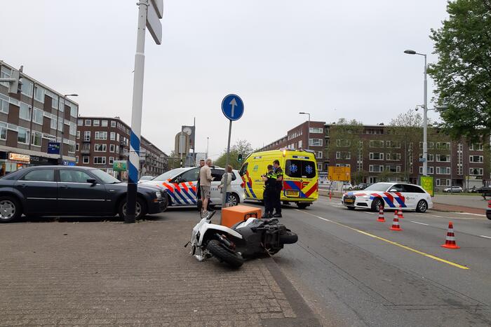 Maaltijdbezorger in botsing met personenauto