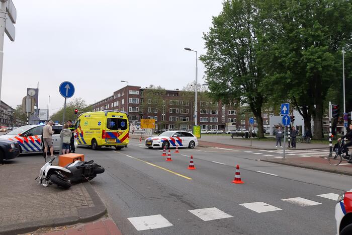 Maaltijdbezorger in botsing met personenauto