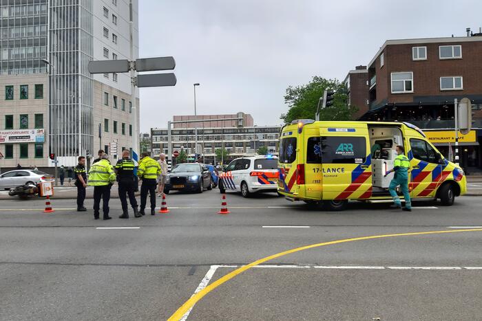 Maaltijdbezorger in botsing met personenauto