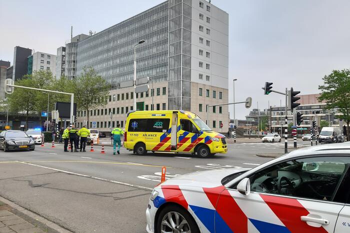 Maaltijdbezorger in botsing met personenauto