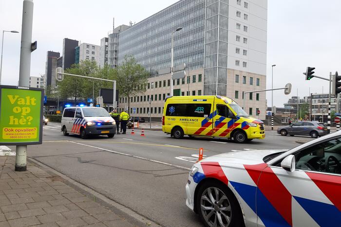 Maaltijdbezorger in botsing met personenauto