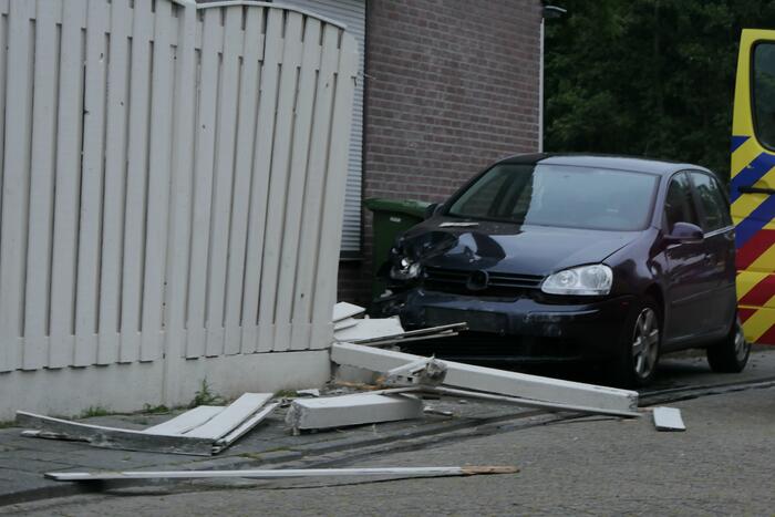 Automobilist belandt tegen schutting