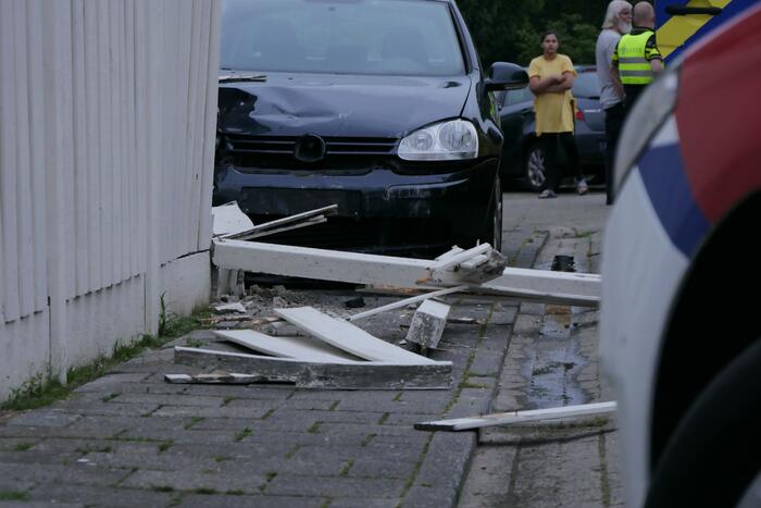 Automobilist belandt tegen schutting