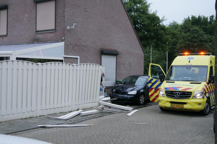 Automobilist belandt tegen schutting