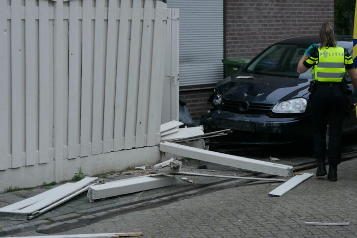 Automobilist belandt tegen schutting