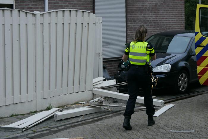 Automobilist belandt tegen schutting