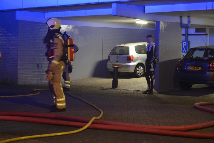 Auto brandt uit in parkeergarage