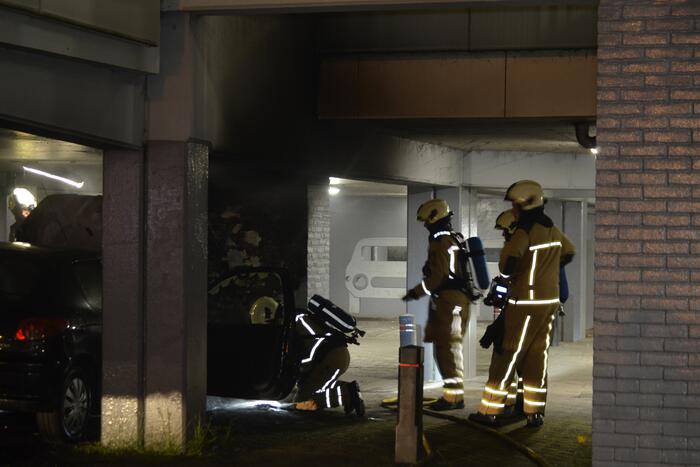 Auto brandt uit in parkeergarage