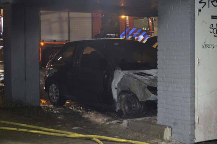 Auto brandt uit in parkeergarage