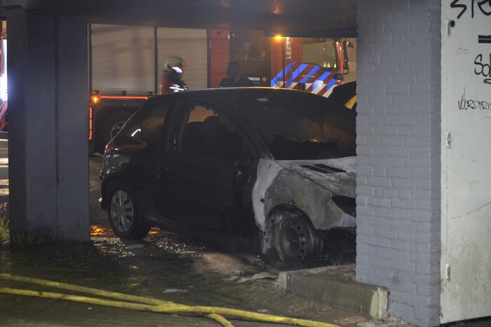 Auto brandt uit in parkeergarage