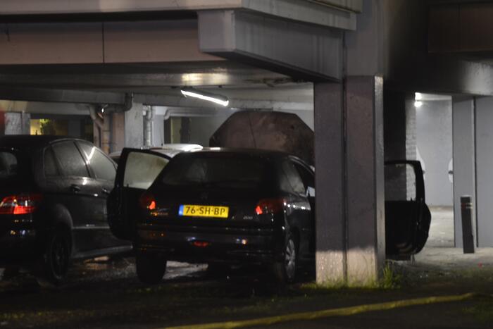 Auto brandt uit in parkeergarage