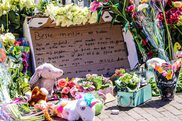 Veel bloemen neergelegd na dodelijk ongeval 7-jarig meisje