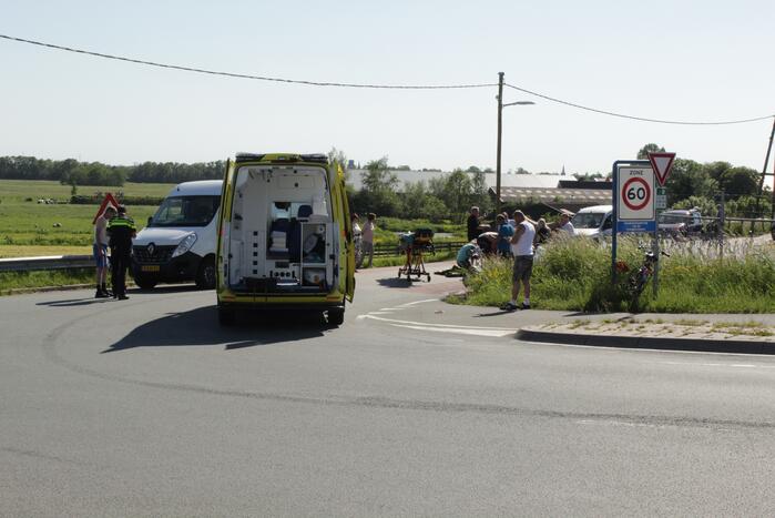 Fietser zwaargewond bij botsing met bestelbus