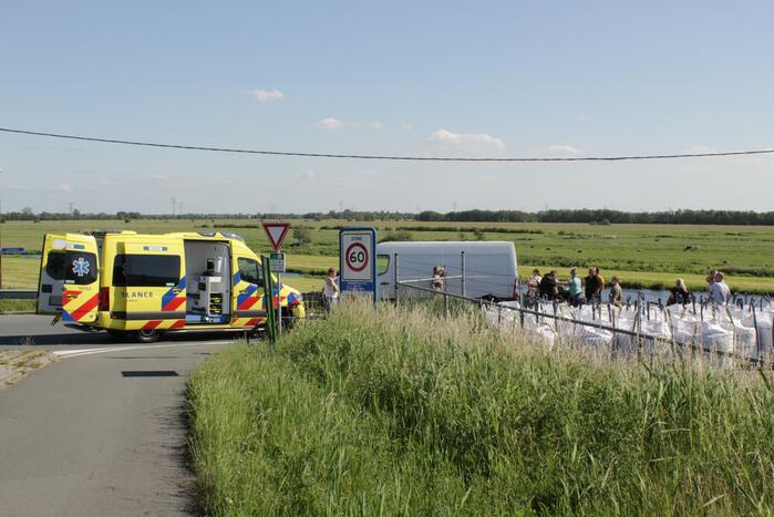 Fietser zwaargewond bij botsing met bestelbus