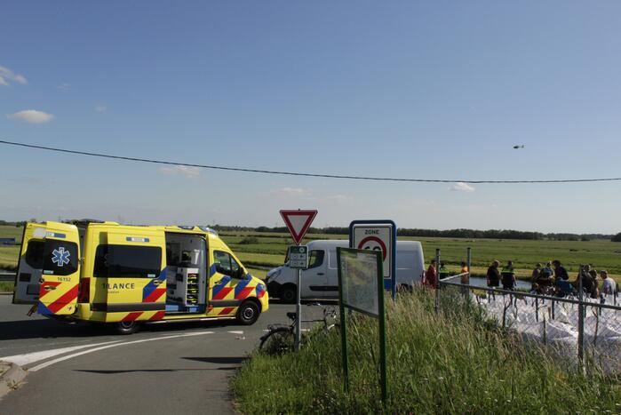 Fietser zwaargewond bij botsing met bestelbus