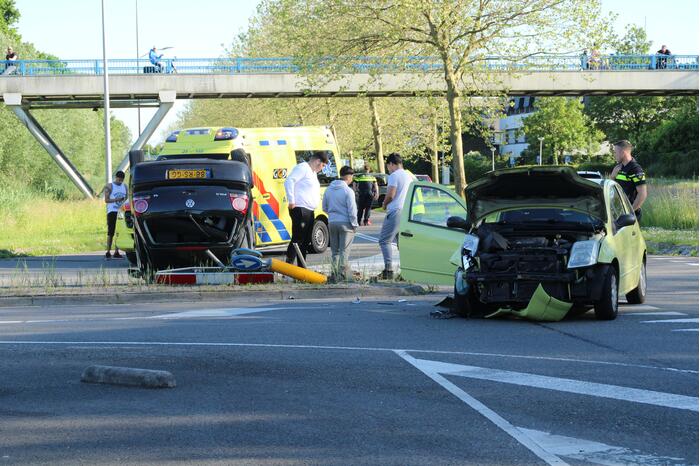 Personenauto belandt ondersteboven door ongeval