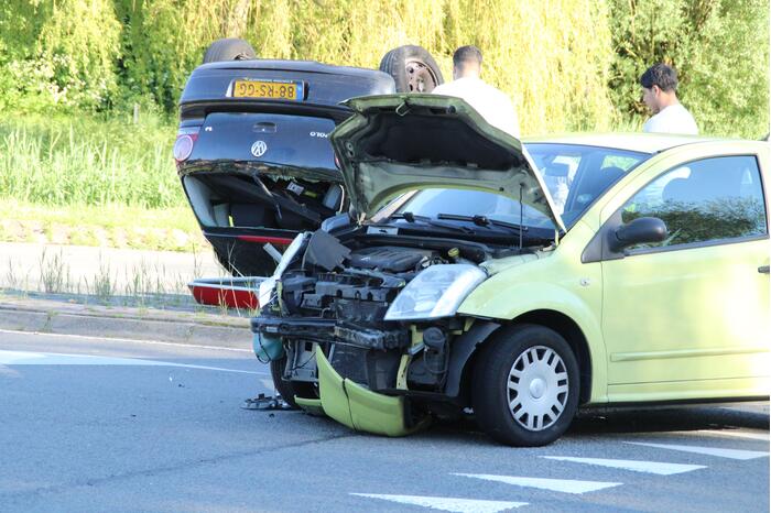 Personenauto belandt ondersteboven door ongeval