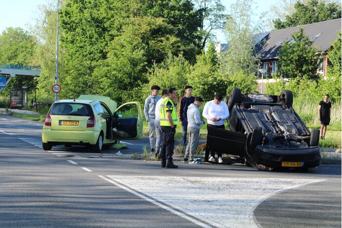 Personenauto belandt ondersteboven door ongeval