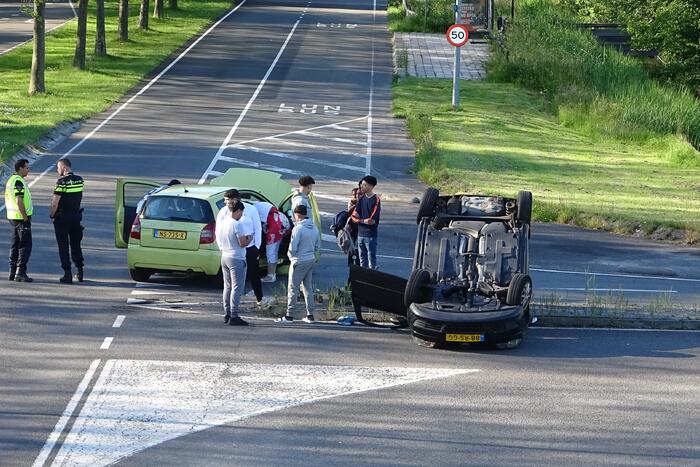 Personenauto belandt ondersteboven door ongeval
