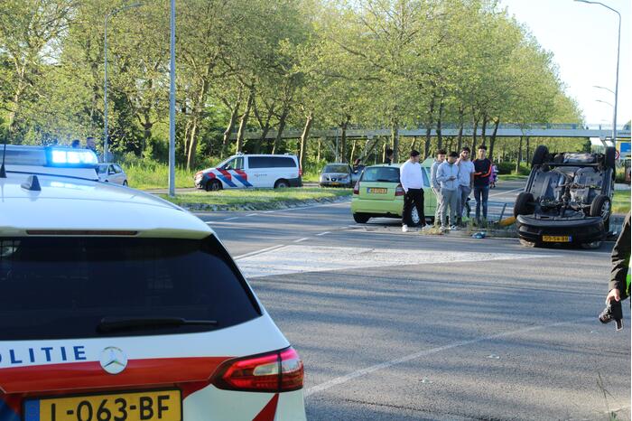 Personenauto belandt ondersteboven door ongeval