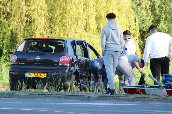 Personenauto belandt ondersteboven door ongeval