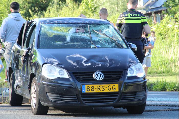 Personenauto belandt ondersteboven door ongeval
