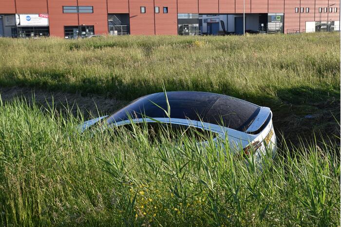 Bestuurder van Tesla verliest macht over het stuur en belandt in sloot