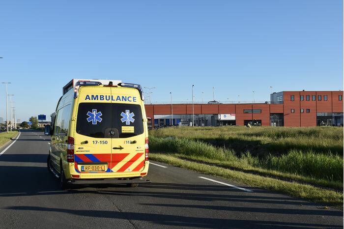 Bestuurder van Tesla verliest macht over het stuur en belandt in sloot