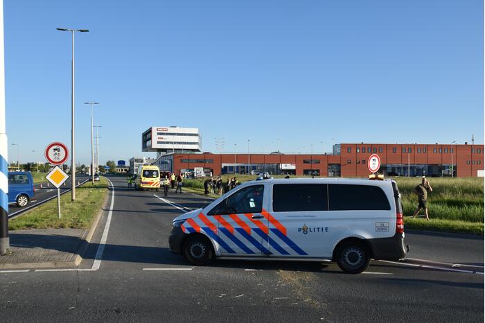 Bestuurder van Tesla verliest macht over het stuur en belandt in sloot