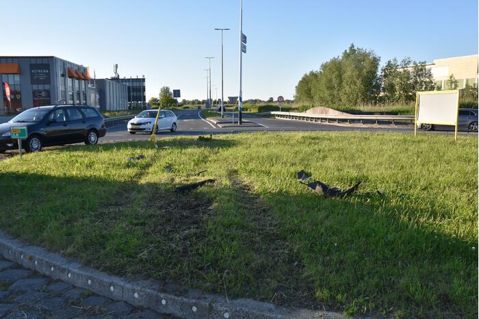 Bestuurder van Tesla verliest macht over het stuur en belandt in sloot