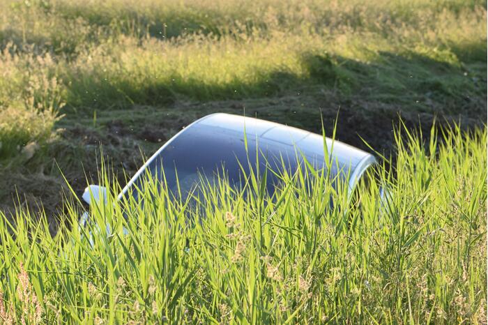 Bestuurder van Tesla verliest macht over het stuur en belandt in sloot