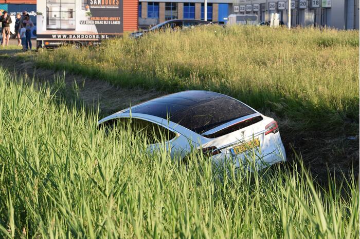 Bestuurder van Tesla verliest macht over het stuur en belandt in sloot