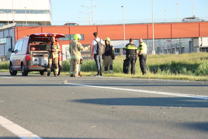 Bestuurder van Tesla verliest macht over het stuur en belandt in sloot