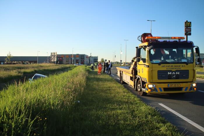 Bestuurder van Tesla verliest macht over het stuur en belandt in sloot