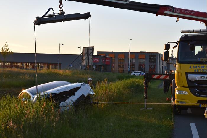 Bestuurder van Tesla verliest macht over het stuur en belandt in sloot