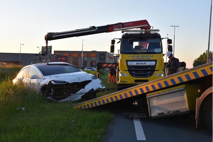 Bestuurder van Tesla verliest macht over het stuur en belandt in sloot