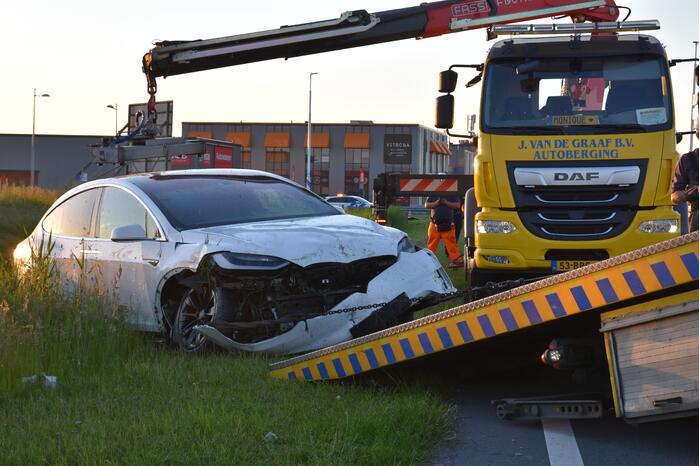 Bestuurder van Tesla verliest macht over het stuur en belandt in sloot