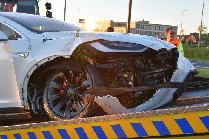 Bestuurder van Tesla verliest macht over het stuur en belandt in sloot