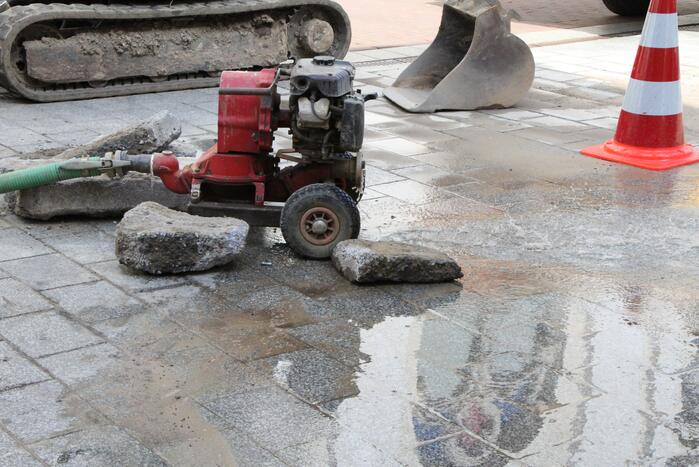 Winkelstraat afgesloten door waterlekkage