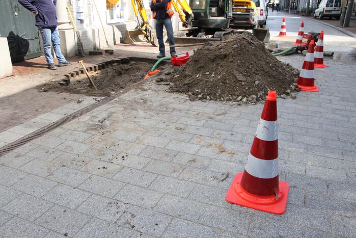 Winkelstraat afgesloten door waterlekkage
