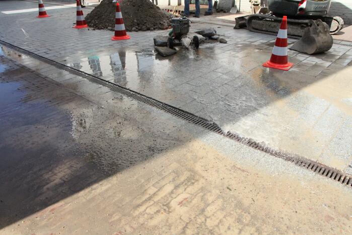 Winkelstraat afgesloten door waterlekkage