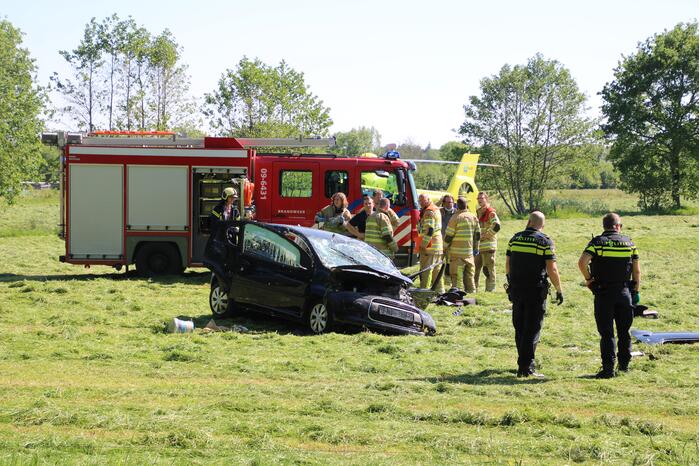 Auto belandt in weiland na ongeval