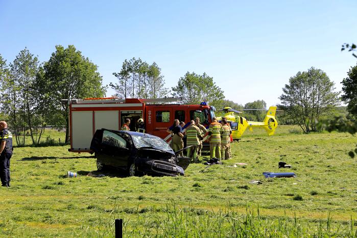 Auto belandt in weiland na ongeval