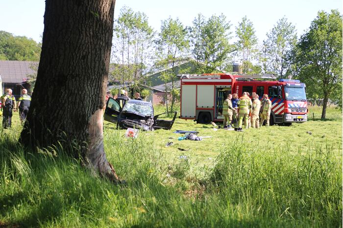 Auto belandt in weiland na ongeval