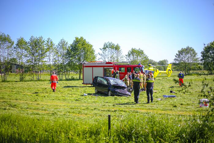 Auto belandt in weiland na ongeval
