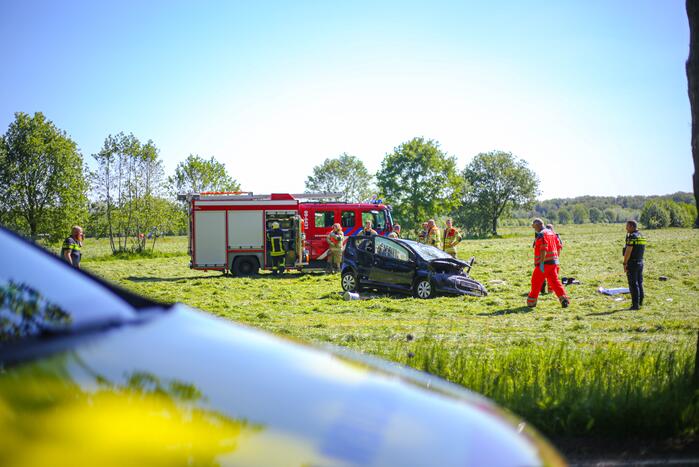 Auto belandt in weiland na ongeval