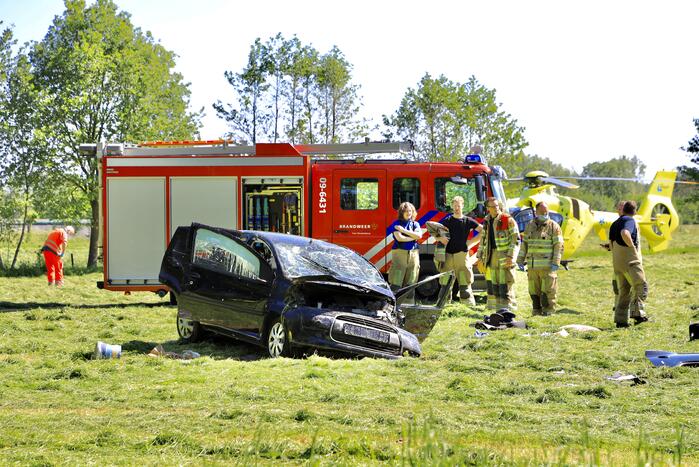 Auto belandt in weiland na ongeval