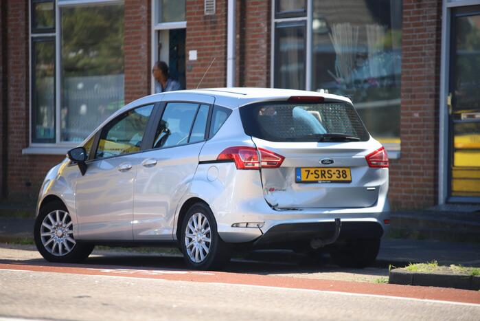 Schade bij aanrijding tussen twee auto's